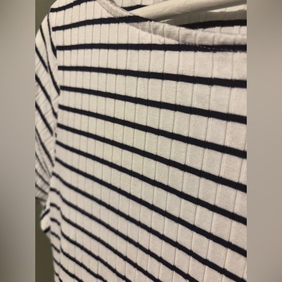 Cyrus Essentials Ribbed Tee - Picture 3 of 4